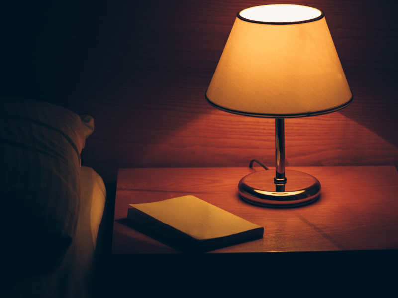 nespavost nocna lampa a kniha